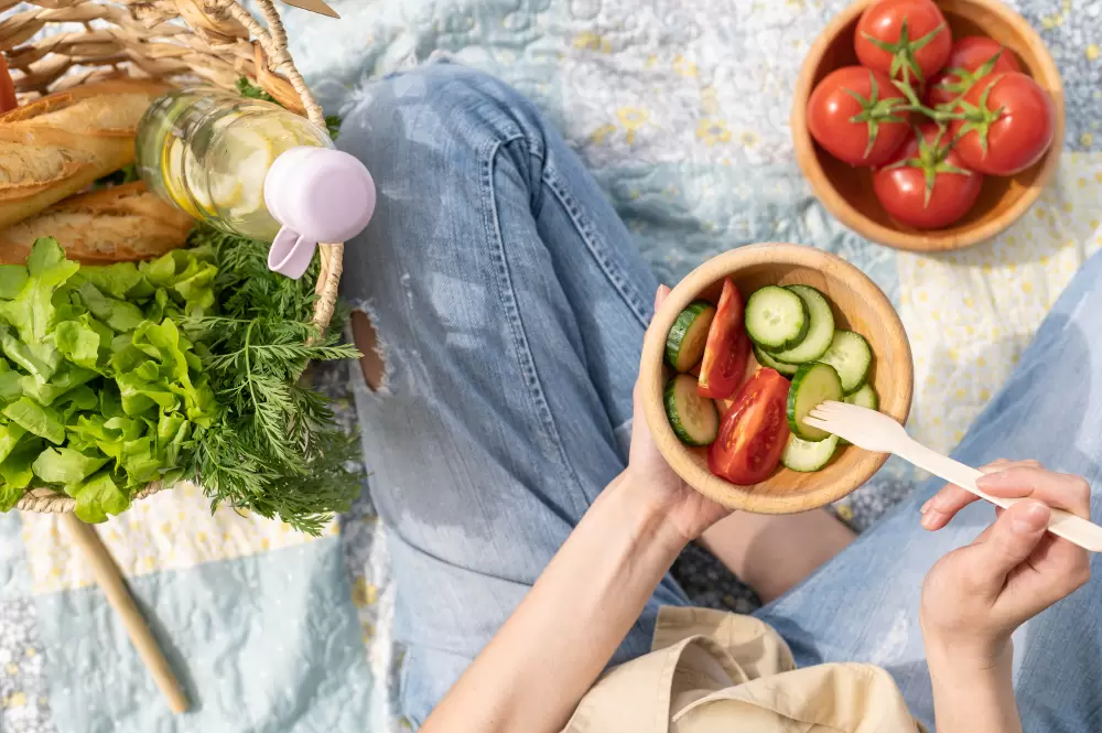 Lekkostrawna dieta na lato – co jeść, by czuć się dobrze w upały?
